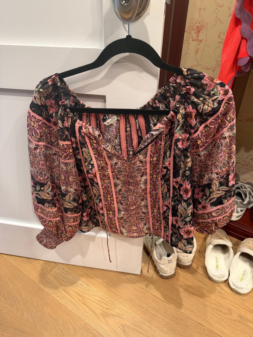 alice and olivia top can be worn off shoulder or on size xs